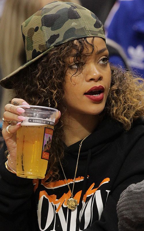 Rihanna piła jedno po drugim .....