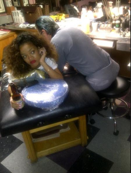 Rihanna pokazuje, jak robi sobie nowy TATUAŻ!