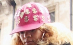 Rihanna wygląda okropnie - ukrywa się pod czapką!
