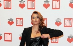 Promuje swoje PIERSI na gali CHARYTATYWNEJ! szok!