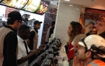 Rihanna nie gwiazdorzy - jada w McDonaldzie jak Ty! Zobacz!