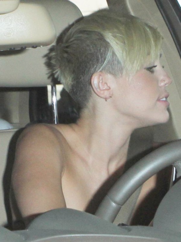 Miley Cyrus TOPLESS w samochodzie!